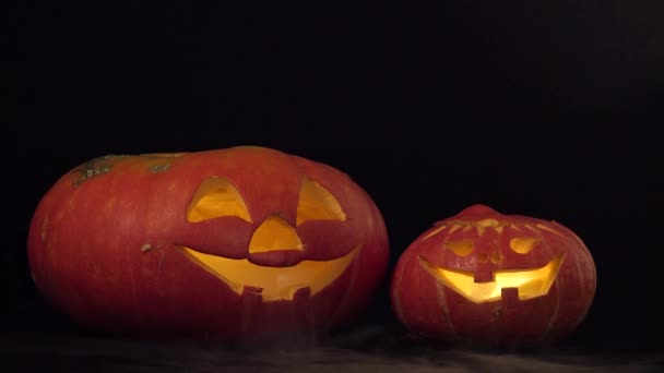 İki halloween pumpkins duman kusmak — Stok video