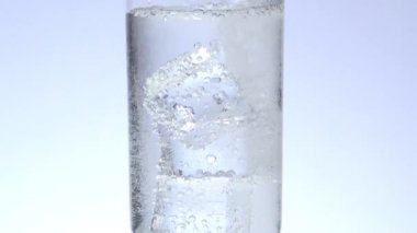 köpüklü buz üzerine dökülen su