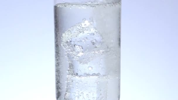 Agua con gas que vierte sobre el hielo — Vídeos de Stock