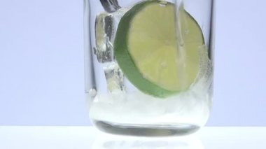 buz ve limon dökülen Hint tonik