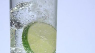 cam, buz, limon ve Hint tonik