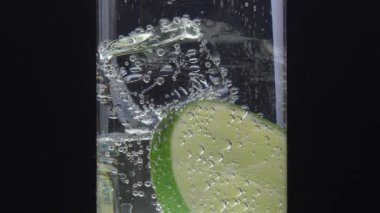 cam, buz, limon ve Hint tonik