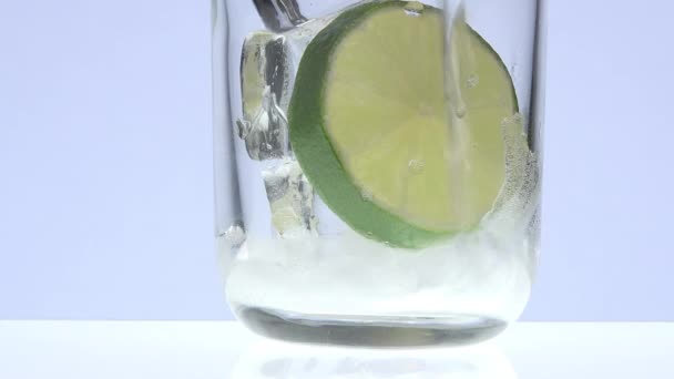 Indian tonic pouring over ice and lemon — Stock Video