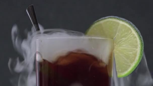 Cuba libre und trockener Eisrauch — Stockvideo