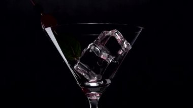 Amerikalı bir cam üzerine dökülen köpüklü