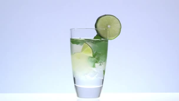 Adding a sprig of mint in a mojito — Stock Video