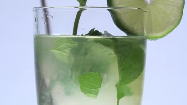 Roterande omrörare stick i en mojito — Stockvideo