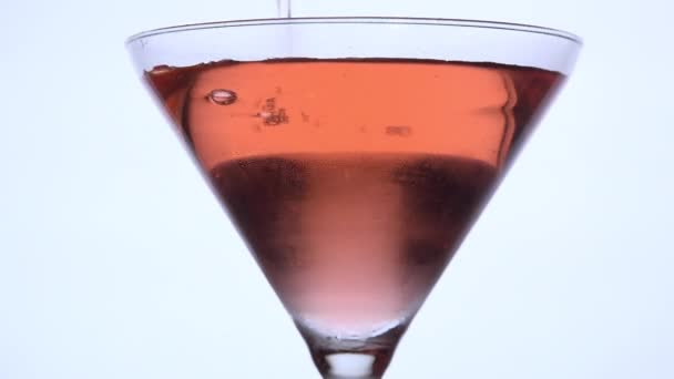 Peach liqueur in a frosted glass — Stock Video