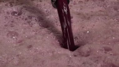 Üzerine taze sıkılmış suyu pompalama