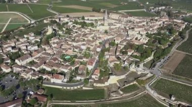 Tüm Saint Emilion havadan görünümü