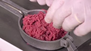 Kim hamburger hazırlar kasap