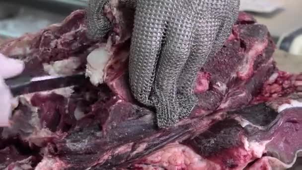 Un macellaio che taglia cubetti di carne — Video Stock