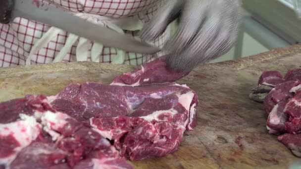 Um açougueiro cortando cubos de carne — Vídeo de Stock
