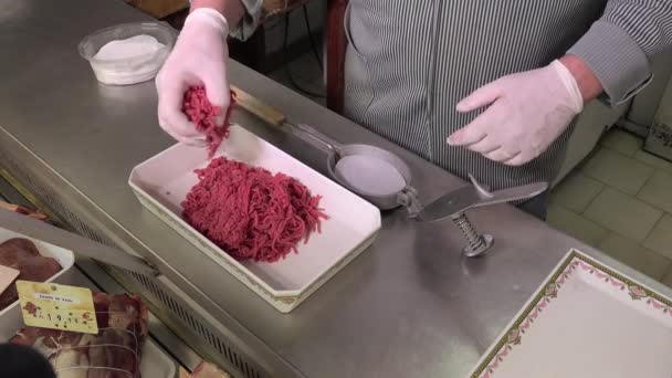 Slaktare som förbereder en hamburgare — Stockvideo