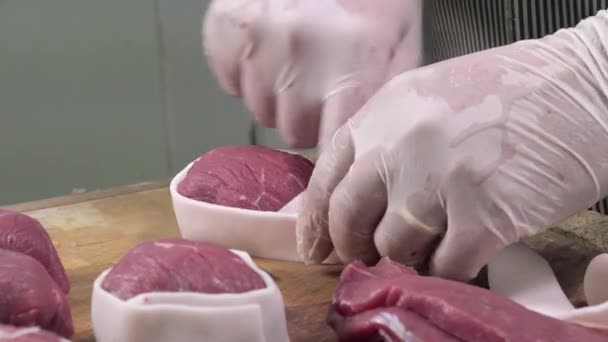 En slaktare tillverkar kalvkött rouladerna — Stockvideo