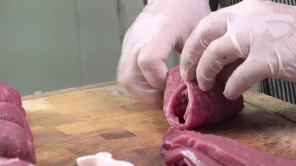 Un carnicero roulades acabado ternera — Vídeos de Stock