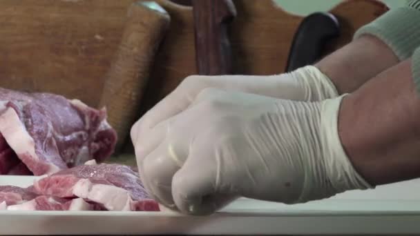 Snijden varkensribbetjes — Stockvideo