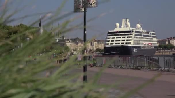 Oceaanstomer aangemeerd in Bordeaux — Stockvideo