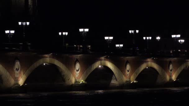 สะพานเก่าของบอร์โดซ์ในเวลากลางคืน — วีดีโอสต็อก