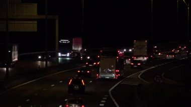 Bordeaux çevre yolu üzerinde gece trafik