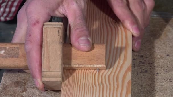 Tracering en boren van een houten plank — Stockvideo