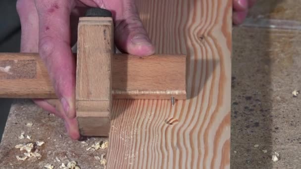 Tracement et perçage d'une planche en bois — Video