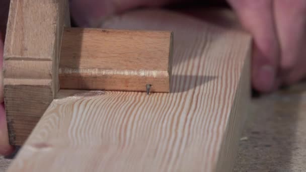 Tracering en boren van een houten plank — Stockvideo