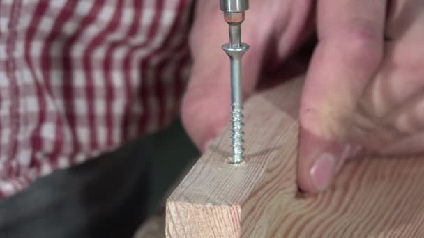 Colocando uma chave de fenda elétrica parafuso — Vídeo de Stock