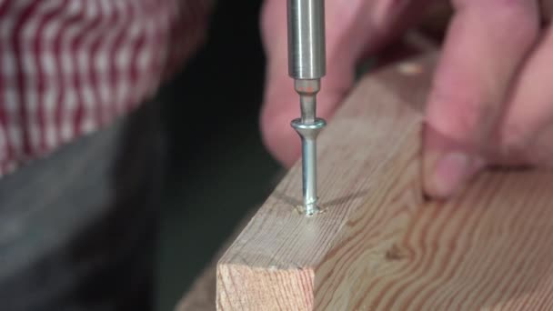 Laying a screw electric screwdriver — Stock Video