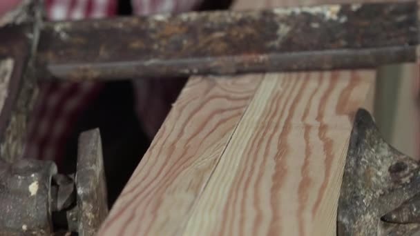 Приклеивание и зажим двух деревянных досок — стоковое видео