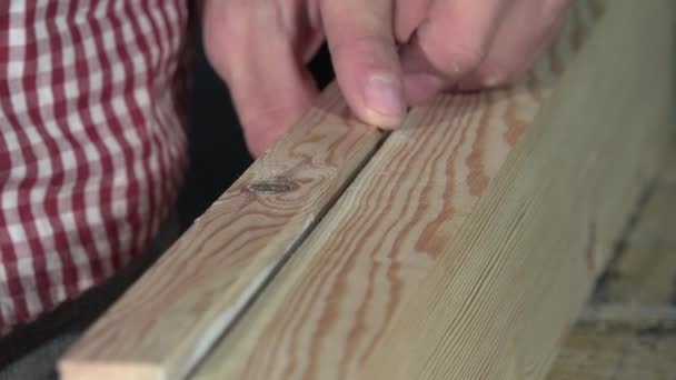 Pegado y sujeción de dos tablas de madera — Vídeos de Stock