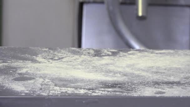 Pesatura delle porzioni di pasta del pane — Video Stock