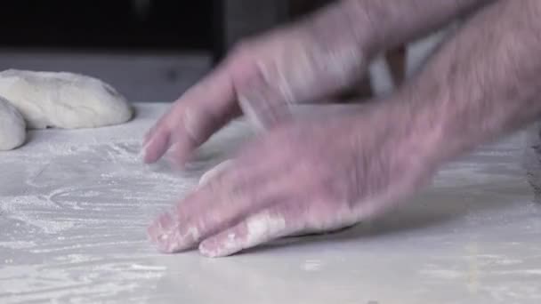 Rollen en de vormgeving van deeg stokbrood brood — Stockvideo