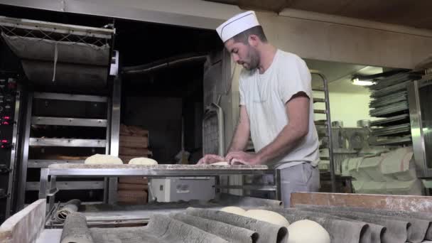 Rolando e moldando pão massa baguete — Vídeo de Stock