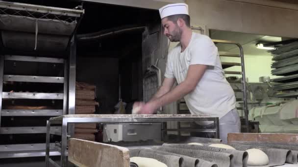 Rollen en de vormgeving van deeg stokbrood brood — Stockvideo