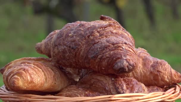Croissants franceses en una cesta giratoria — Vídeos de Stock
