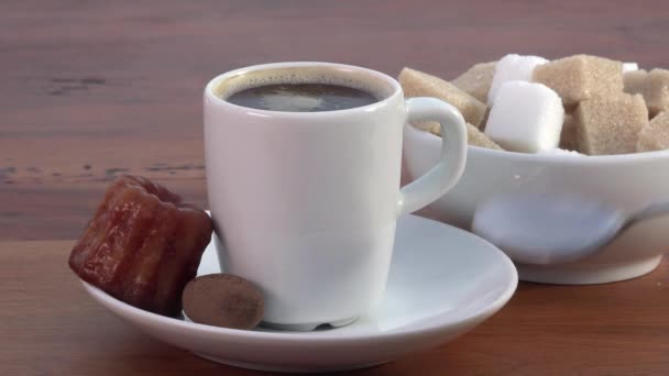 Espresso-Kaffee, Zucker und kleiner Kuchen — Stockvideo