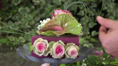 bir kek olarak şeklinde bir çiçek aranjmanı oluşturma