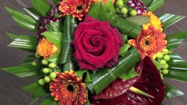 bir pikap üzerinde yuvarlak buket