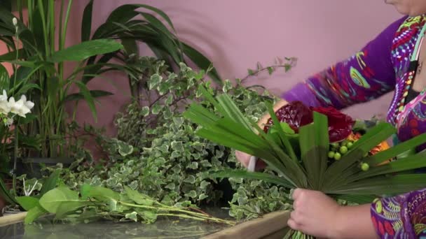 Samenstelling van een ronde gekleurde boeket — Stockvideo