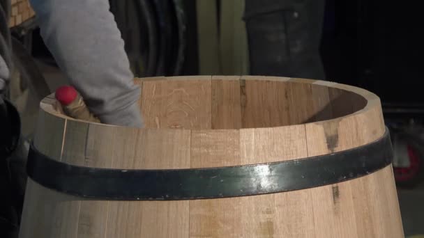 Fabrication de tonneaux de vin — Video
