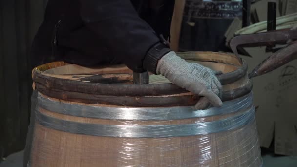 Manufacturing wine barrels — Stock Video