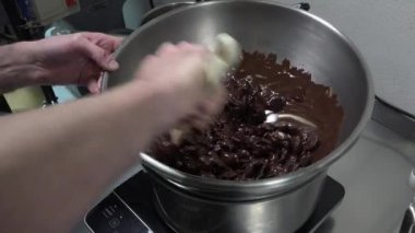 Yule log, armut ve pralin hazırlanması