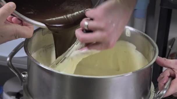 Preparazione di un ceppo di Yule, pera e pralina — Video Stock