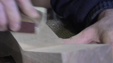 Marangoz atölyesinde çalışan
