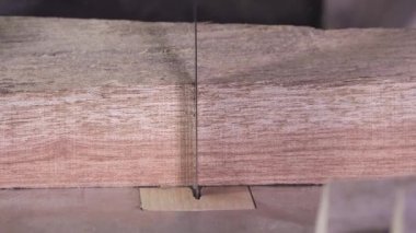 Marangoz atölyesinde çalışan