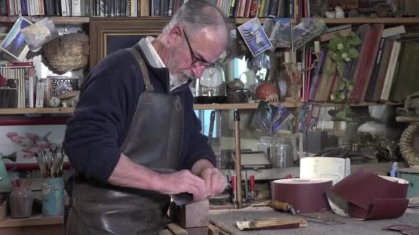 Timmerman werken in zijn atelier — Stockvideo