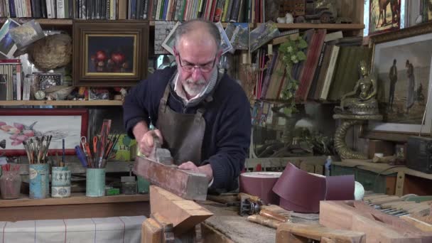 Menuisier travaillant dans son atelier — Video