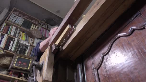 在他的工作室工作的木匠 — 图库视频影像