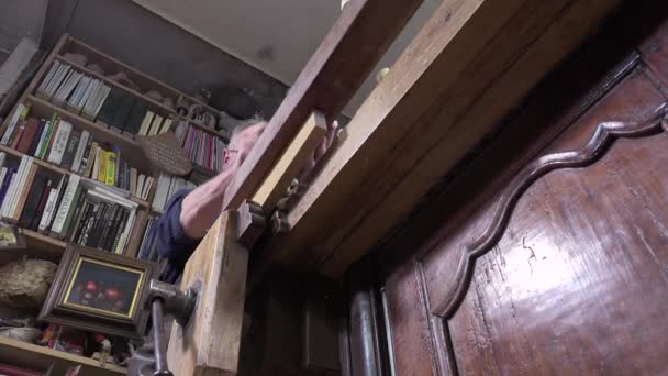 Menuisier travaillant dans son atelier — Video